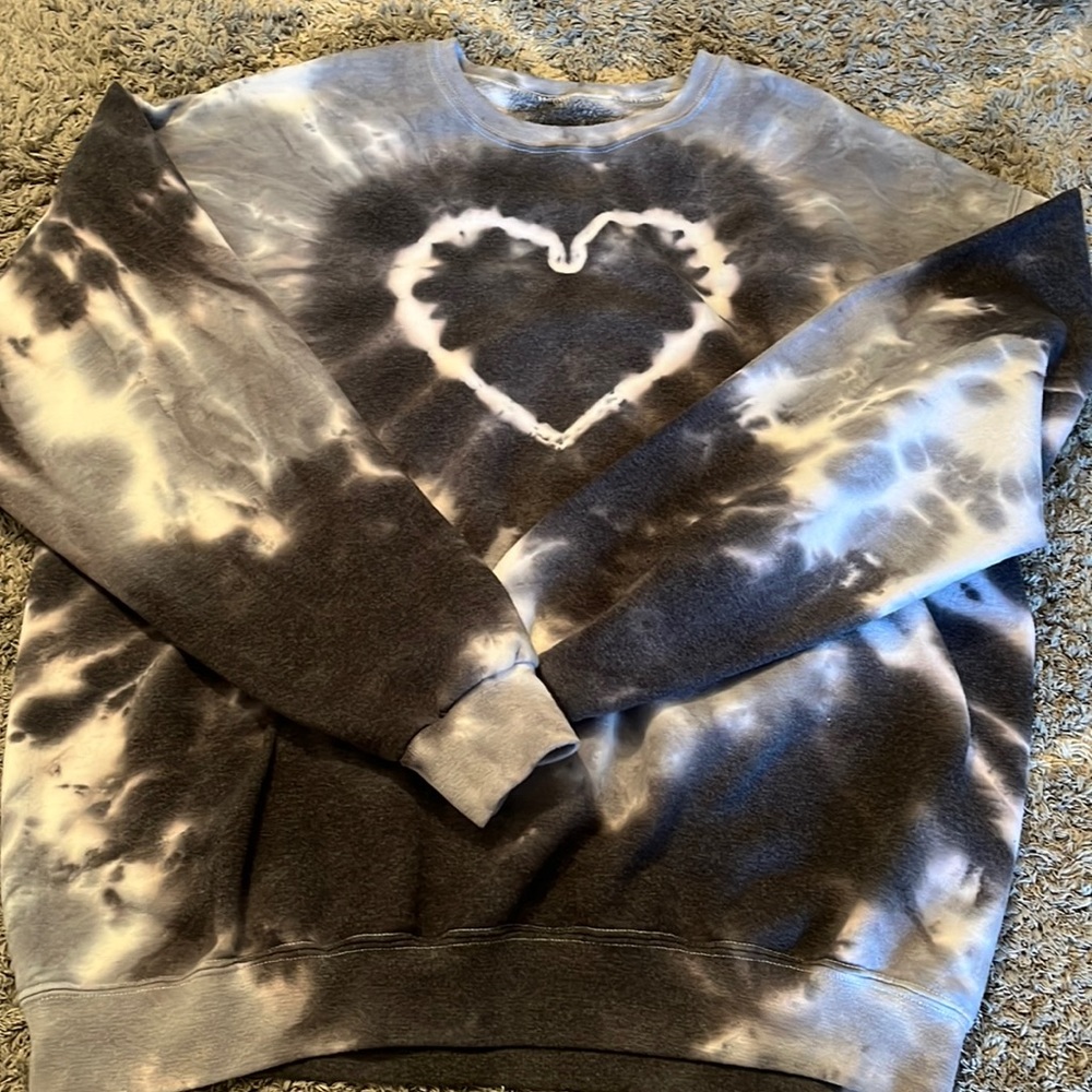 urban outfitters heart tie dye crewneck